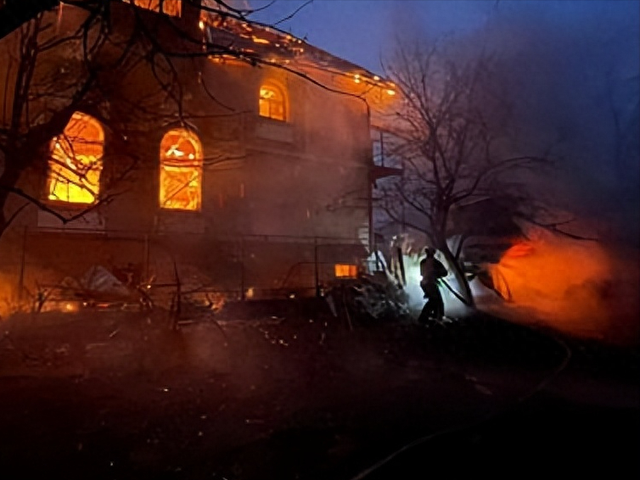 500架无人机夜袭基辅！泽连斯基带90%和平计划赴美	，能谈成吗？