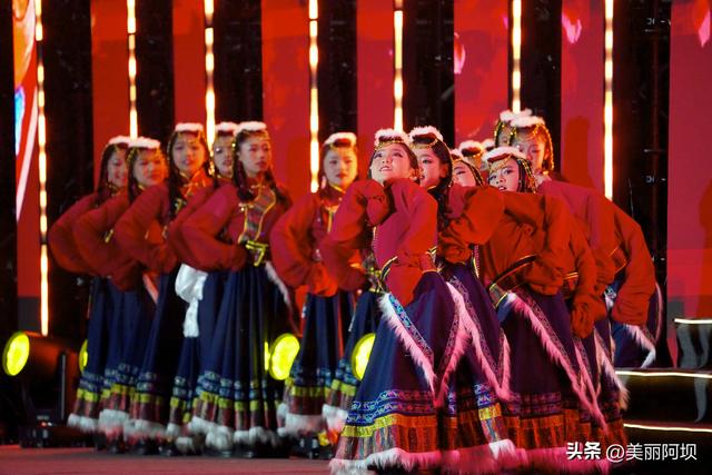 商旅阿坝 魅力扎崇——“阿坝欢歌・醉美扎崇”2025 阿坝县群众狂欢夜展现高原发展图景