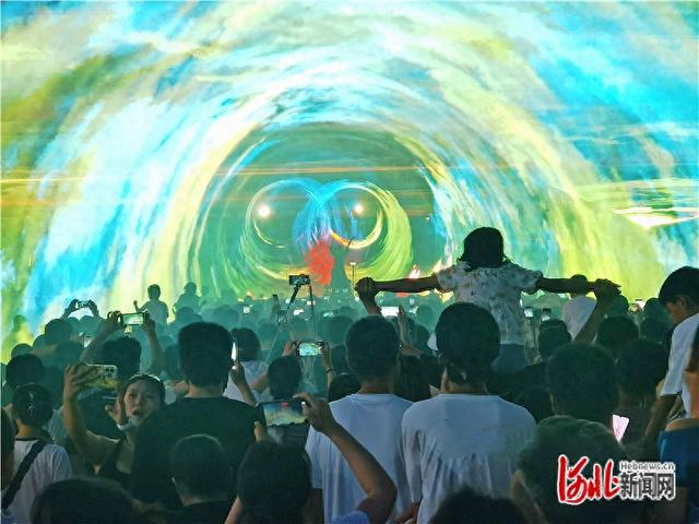 记者走基层丨梦幻南湖夜 光影入画来