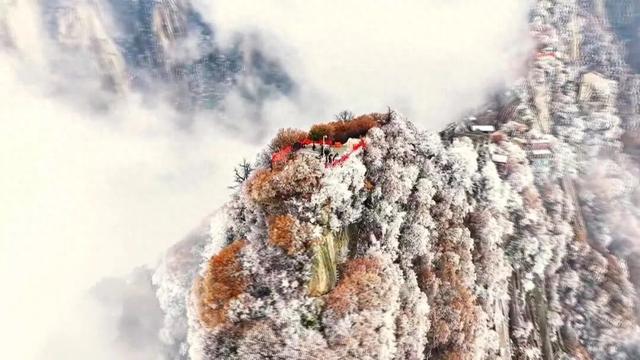 华山雪落，一脚踏进水墨仙境