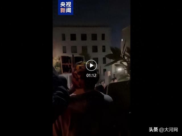 日本民众在首相官邸前集会，要求高市早苗下台，现场高喊“撤回发言，赶快道歉	”“不配当首相”“高市下台”