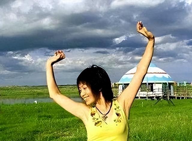 她连上4次春晚，和恩师同居怀孕，被骗流产，51岁依然无人敢娶
