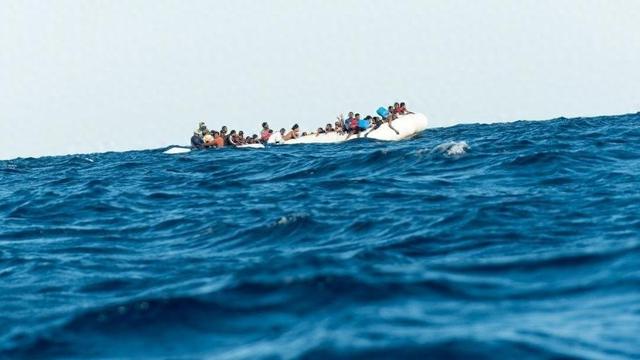 一艘偷渡船在突尼斯东部海域沉没 约40人死亡