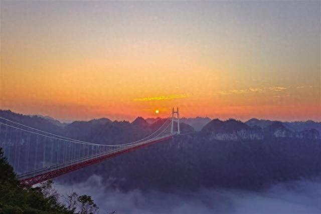 云涌矮寨天堑披霞