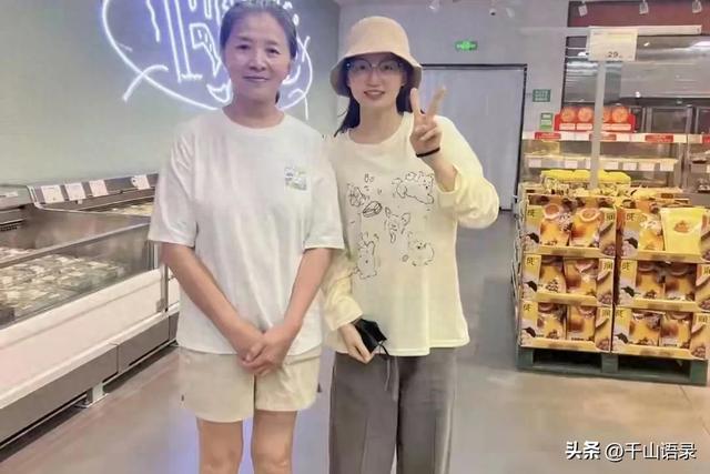 66岁迟蓬素颜被偶遇！穿洞洞鞋似邻居，《生万物》演技获赞