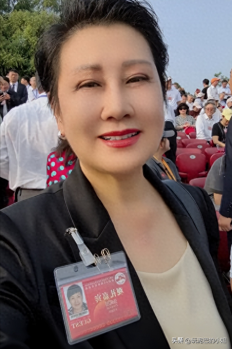 万万没想到，63岁张凯丽因九三阅兵上的一个动作，实现口碑暴增