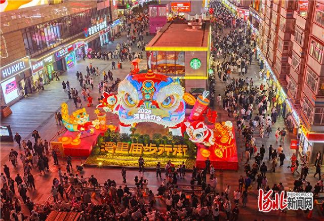 记者走基层｜来湾里庙，赶一场“数字灯会”