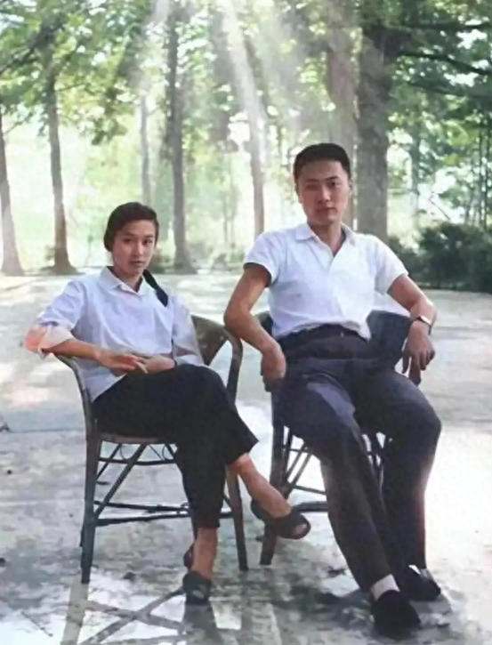 75年陈毅小儿子与粟裕女儿的一张合影，两人门当户对，十分般配