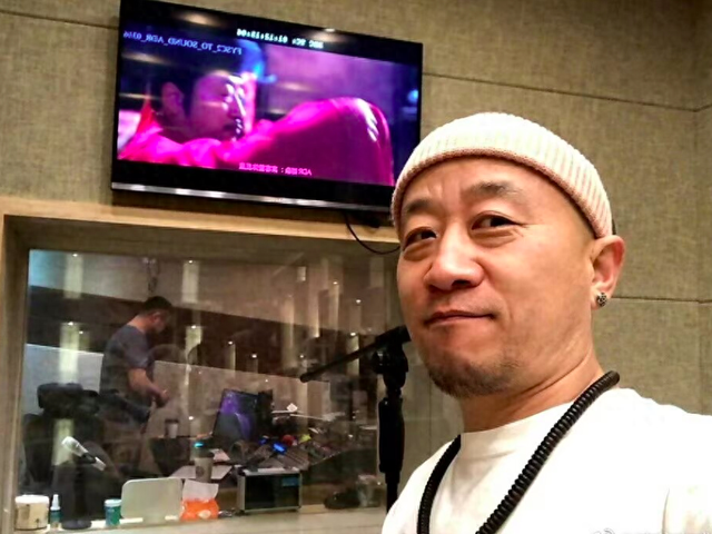 李保田54岁儿子中年叛逆，纹花臂打耳钉戴佛珠，回应：父在不留须