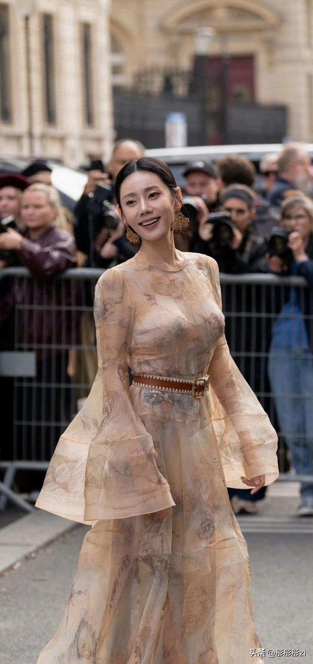 秋瓷炫巴黎时装周压轴登场，透视纱裙配腰封美到窒息，生图绝了！