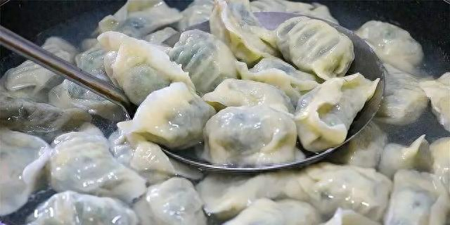 冬天多给家人包这馅饺子	，暖心又养胃，鲜嫩多汁又解馋，一口一