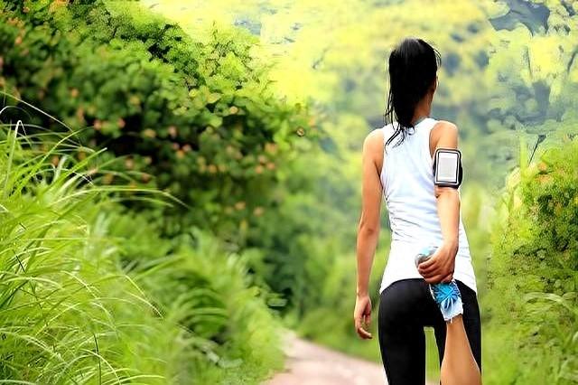 跑步后喝水有讲究！黄金时段别错过，这样喝不烧心、不伤身