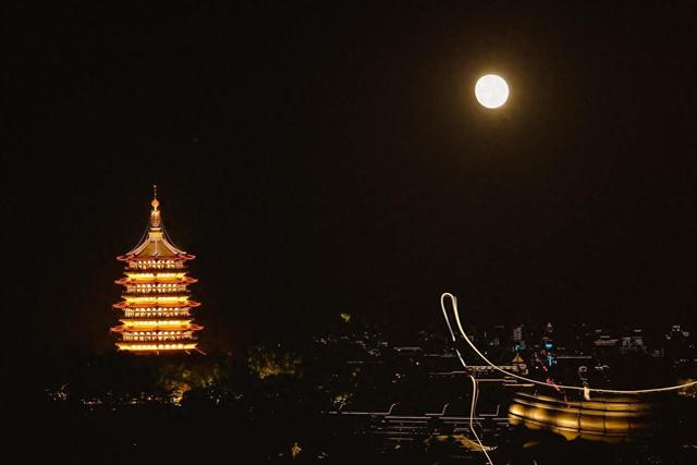 10月6日西湖景区接待客流量60.83万人次，中秋夜去西湖赏月吧