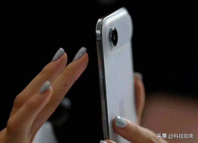 从插卡到无卡仅7天！iPhone Air秒光，OPPO爆单，三大运营商排队中