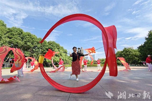 从历史硝烟到和平欢歌 中山公园内幸福绽放