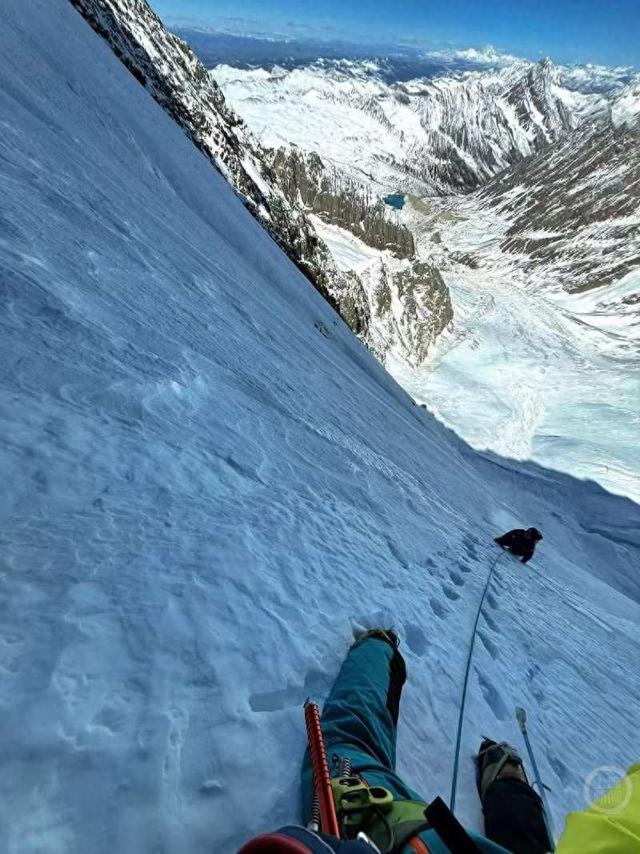 两男子登顶勒多曼因后滑坠重伤：一人单腿骨折爬行10小时回营地，一人双腿骨折独自爬出冰裂缝