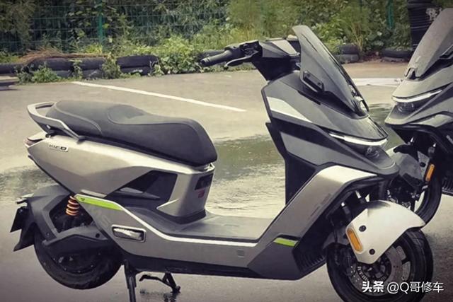 同样是九号的高端电动车，新亮相的M5车型对比E300，配置怎么样