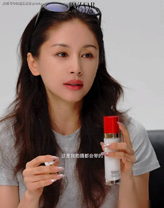 入秋被王子文的灰白色穿搭惊艳！学她这3点，小个子穿出大长腿