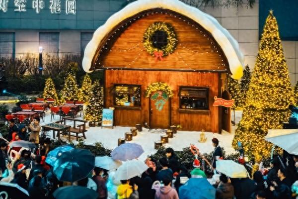 大都会东方广场“冬日童话小屋”亮灯