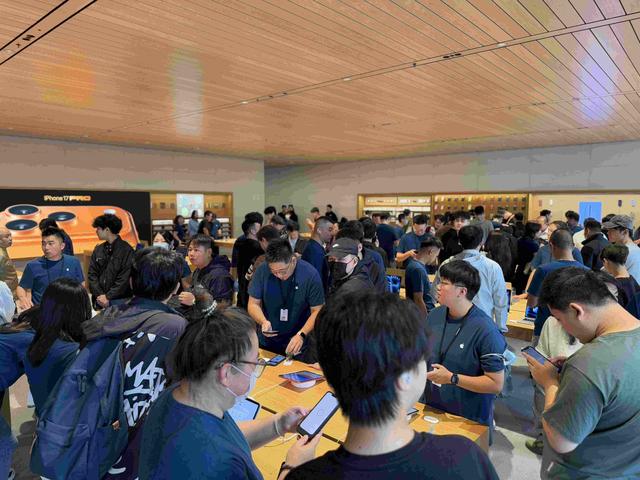 北京凌晨排队只为抢新机，加价千元仍有人抢购，神秘机型缺席首销