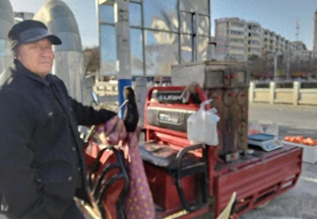 宁县街头卖红薯的大爷说：人不能一直烤火	，越烤越怕冷