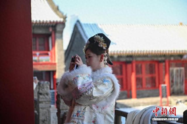 沈阳故宫吸引游客穿古装拍照