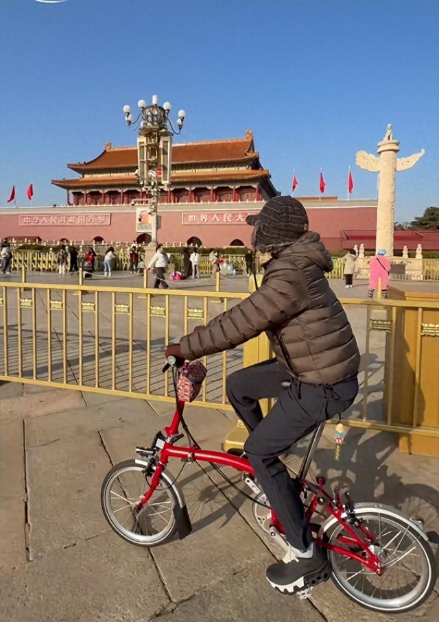 45岁董洁天安门骑行，穿1万7羽绒服在大街吃肉串，86斤体重挺能吃
