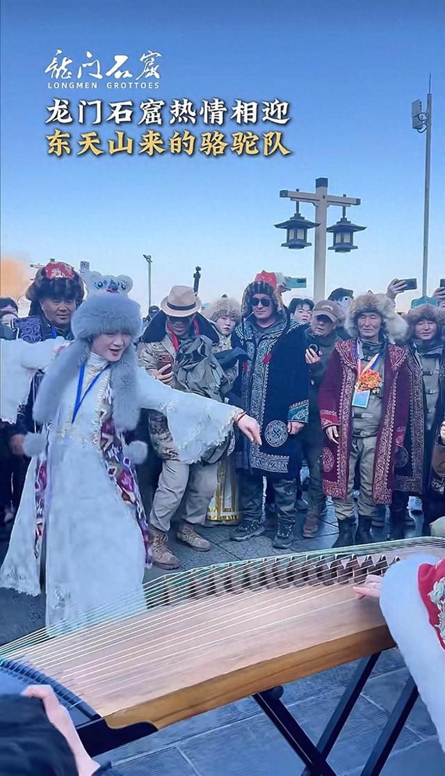 新疆骆驼队4个多月跨越3000公里行程即将画上句点：洛阳多部门定于明日在定鼎门举办欢迎仪式，当地拉来1000斤草料喂骆驼