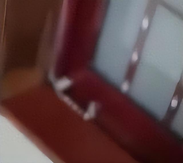 疑似银环蛇从洗手间门框上掉下，业主：情急中用开水烫了下，不能让它半夜乱跑，邻居家有3个孩子