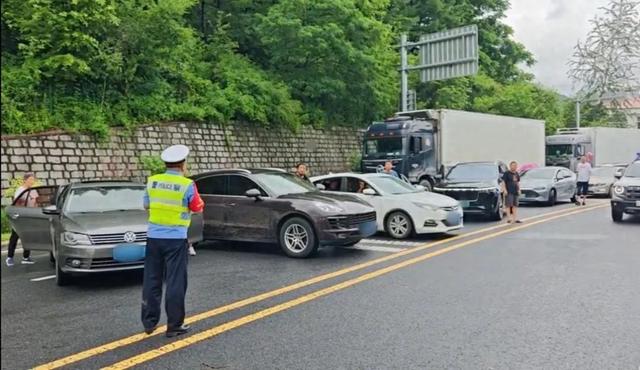 最温情的喊话：“跟上警车，平安回家！”