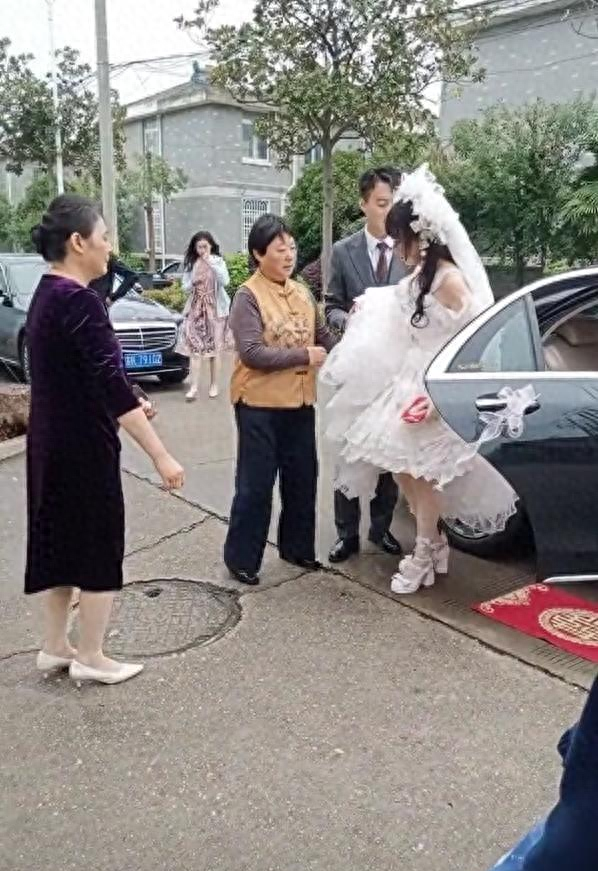 铠甲勇士的新娘（像公主来了江苏一新娘穿洛丽塔结婚）