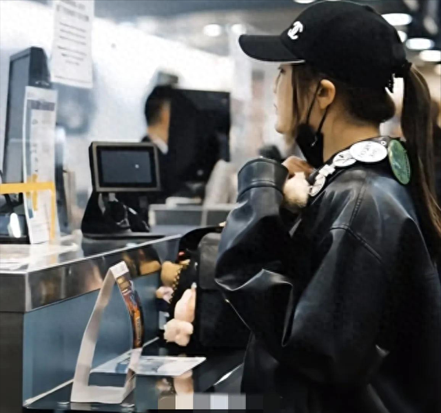 陈梦夺冠后返程北京，穿搭大胆，吊带配皮衣露出腰线，差点认不出