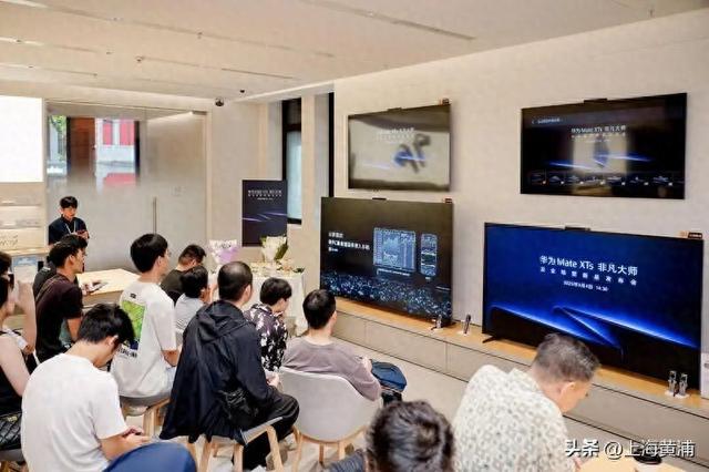 新款“三折叠”手机重磅发布，粉丝在淮海路已经体验上啦！