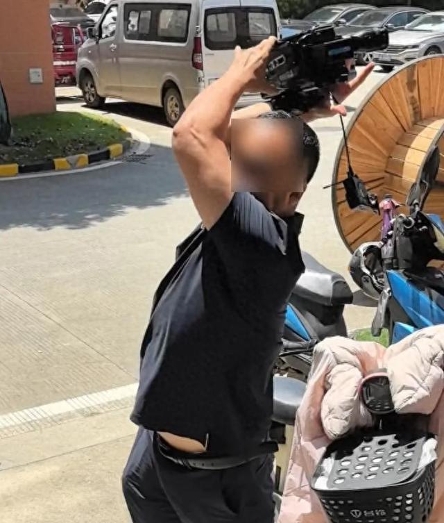 “砸记者摄像机”被列为刑事案件，实探涉事公司：工人晚上仍在忙碌，不知当时发生何事