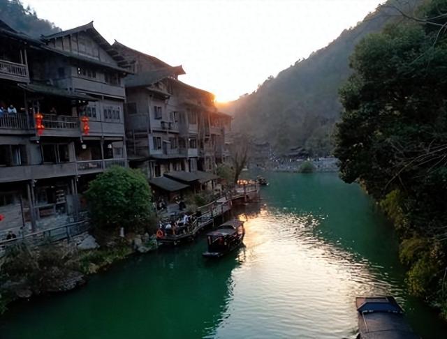 悦·遵义丨从《极限挑战》到明星同款，乌江寨凭什么成综艺取景“香饽饽”？答案藏在山水里……