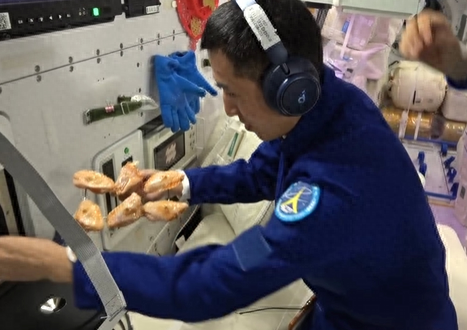 太空吃播上线！中国航天员在太空吃烧烤