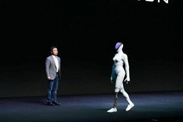 马斯克罕见认怂？点赞小鹏IRON，中美机器人争霸赛已见分晓