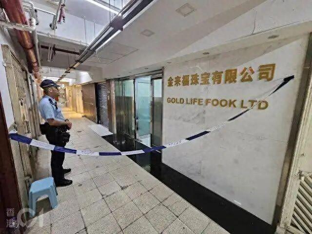 香港突发黄金大劫案！10名悍匪抢走65公斤黄金，总值超5300万元，用铁链反锁大门逃离；西九龙重案组已跟进