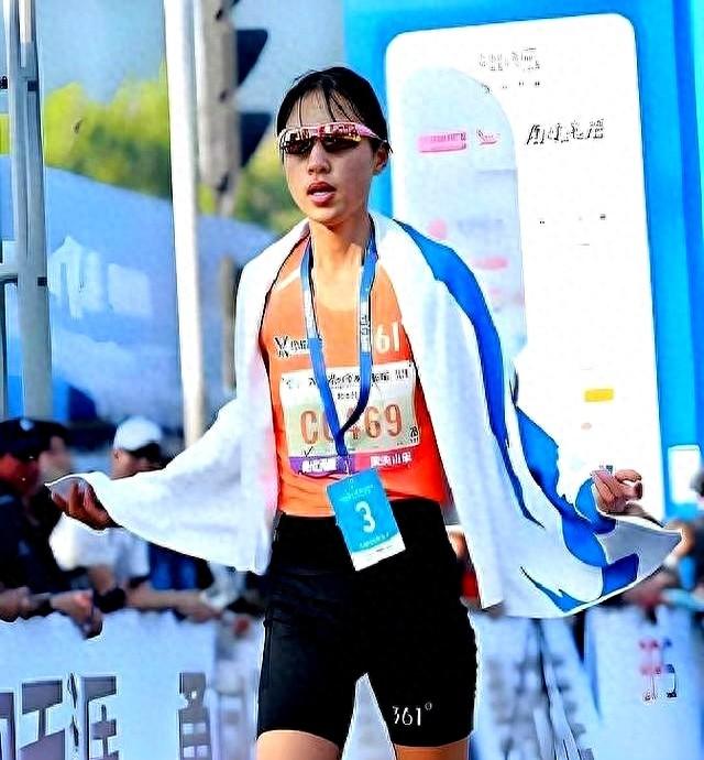 最快女护士“底牌”曝光，难怪医院妥协，同事配合，1个人赚2份钱