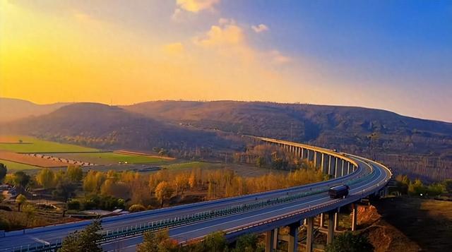 靖边银湾“果子沟大桥”：黄土高原上的公路诗 解锁秋日文旅新地标