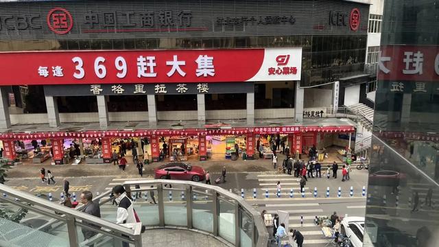 轨道直达的赶场地!地方超大,东西多,买菜这些超方便