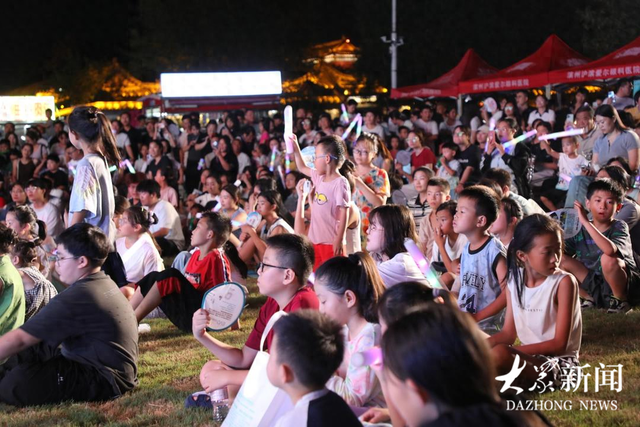 昼集夜市热闹非凡，音乐灯影轮番上演