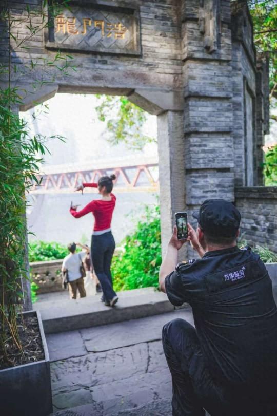 龙门浩老街的“隐藏副本”：找保安大叔拍照！
