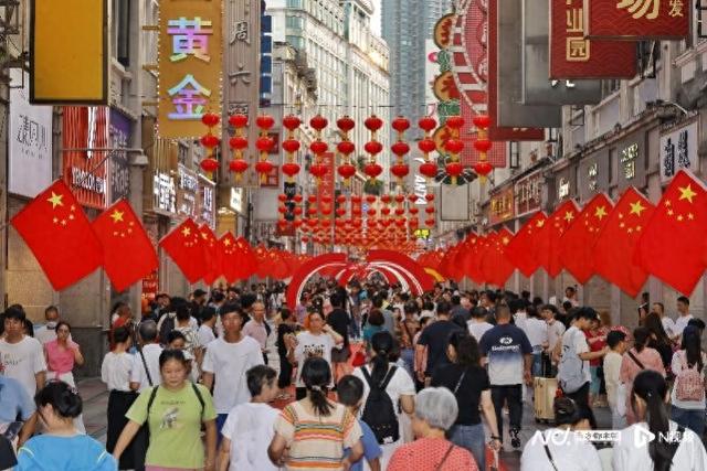 国庆长假首日，广州阳光明媚，城市打卡点人头攒动