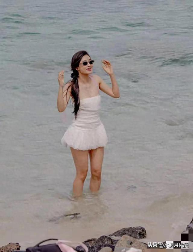 河北秦皇岛一校花太漂亮了，五官精致， 鞋码37，美得让人移不开眼