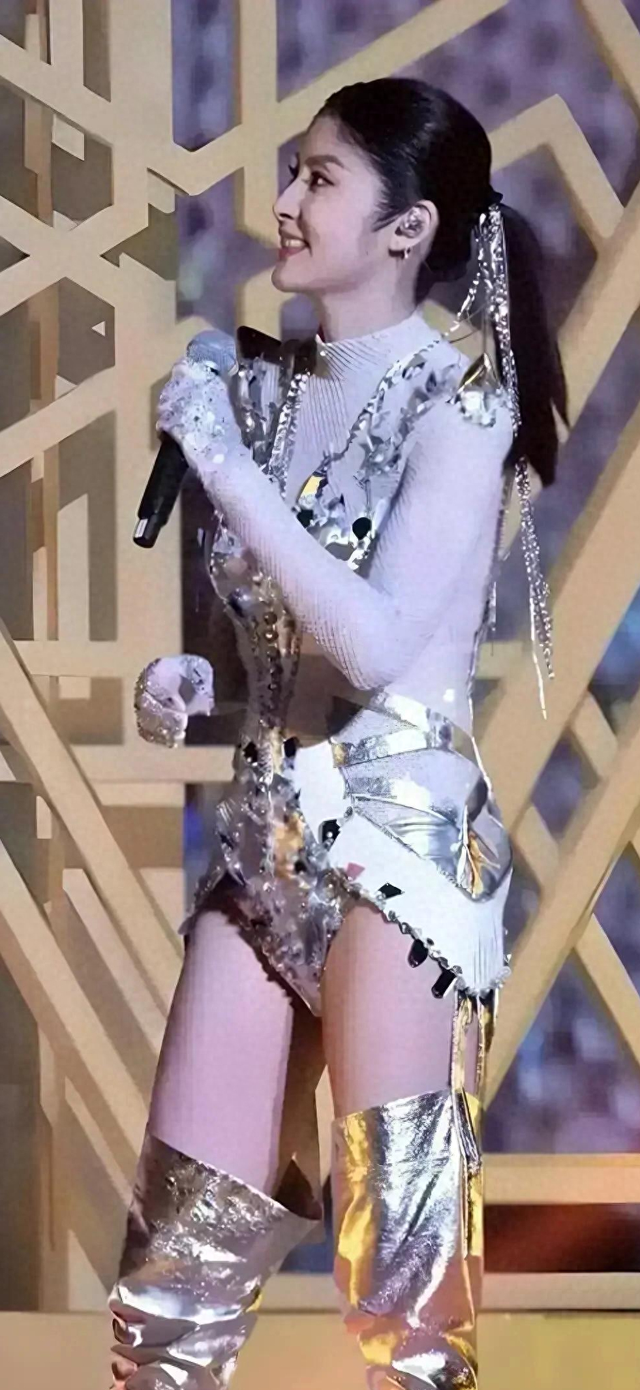 陈慧琳演唱会穿三角裤衩，五十多了合适吗？人老心不老 不愧是女神