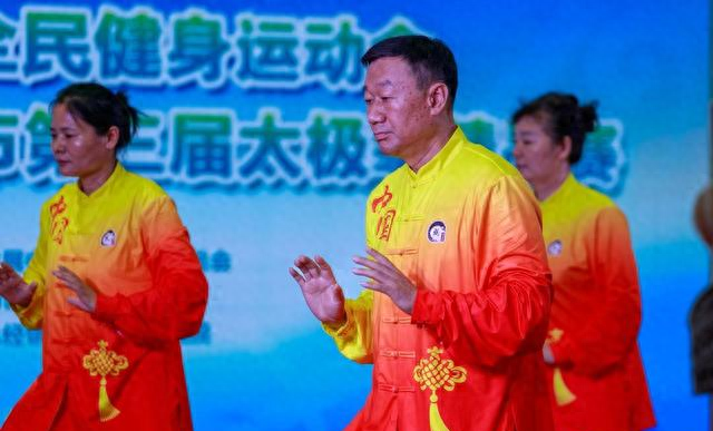 练太极总发沉？搞懂 “顶头悬”，精神一提身子就轻灵！