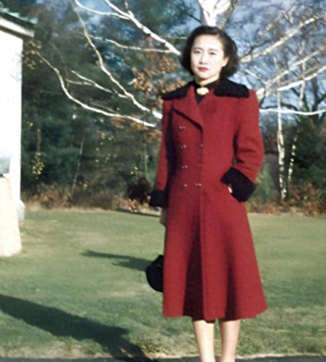 杨振宁妻子杜致礼有多美？1949年在美国的留影，她22岁，气质不凡