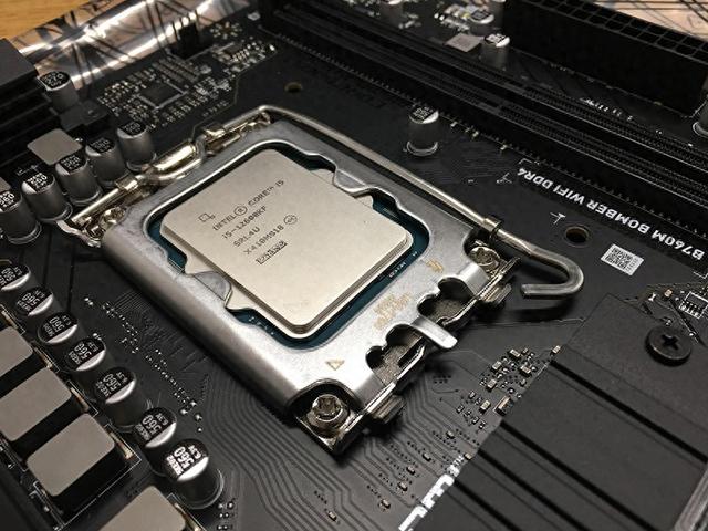 双U深度解析：12600KF大战7500F，助你选对创作与游戏利器！