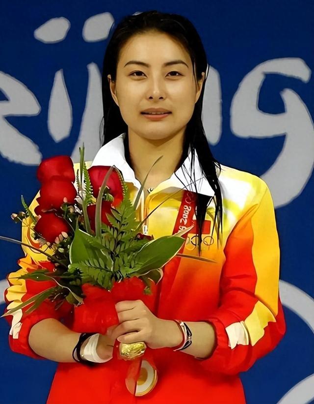 霍启刚高调官宣喜讯仨月，郭晶晶再破天花板，让整个贵妇圈沉默了